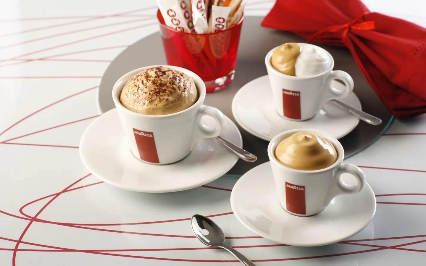 Кофе Lavazza в фирменных чашках